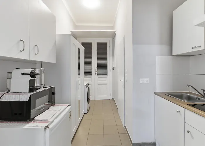 Near Lugner - U6 Burggasse-stadthalle - 1br